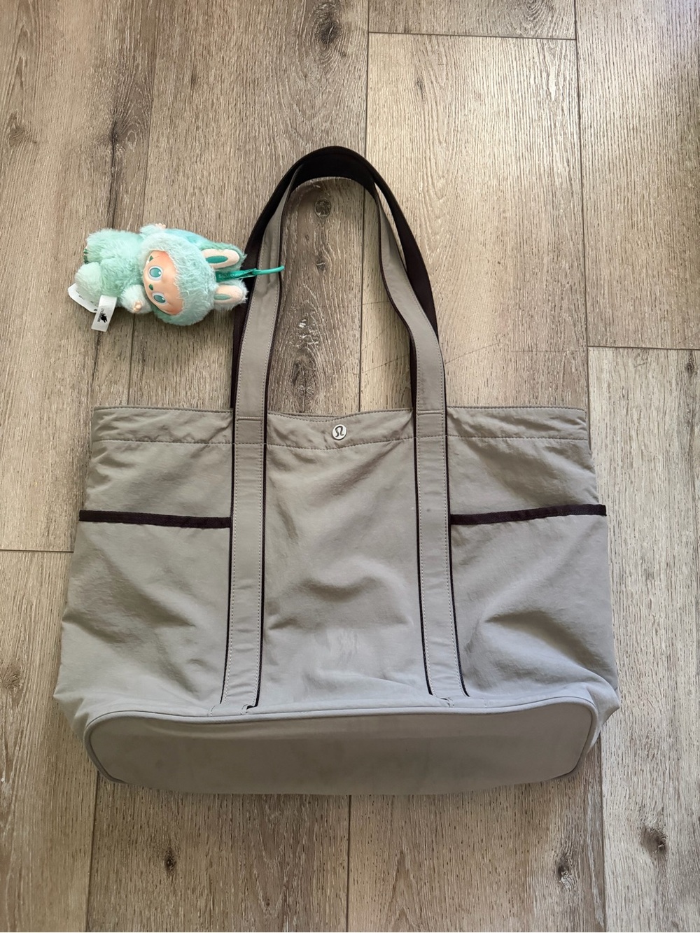 Lululemon 20L Ash Gray Tote with Front Pocket - Picture 4 of 6